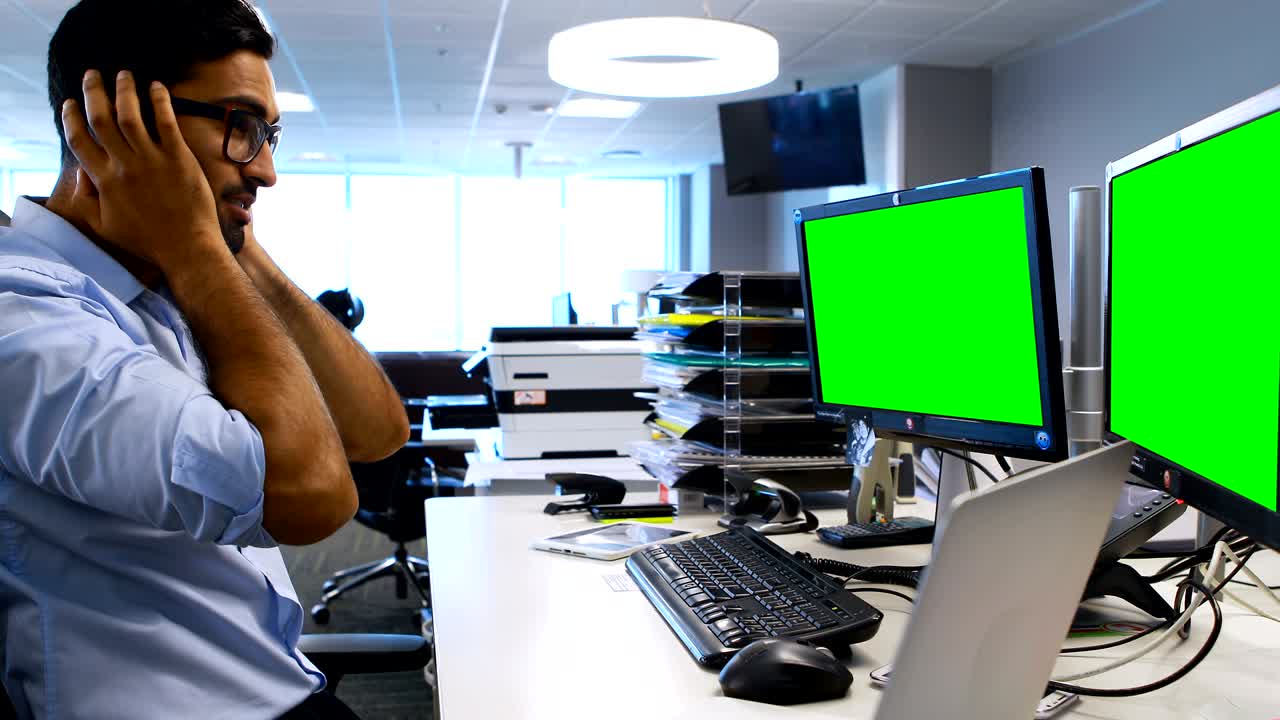 ejecutivo masculino frustrado sentado en el escritorio