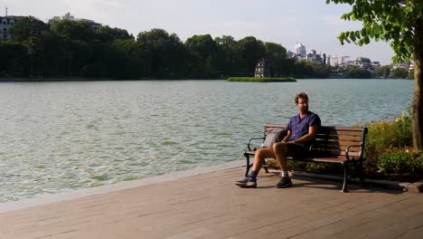 el turista se toma un tiempo para relajarse en el famoso lago hoan kiem, hanoi