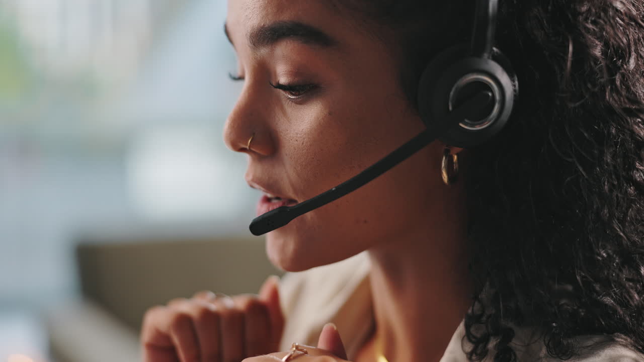 mujer en el servicio al cliente hablando por teléfono