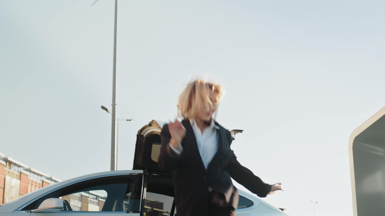 행복한 사업가 여성이 차 에서 춤을 춘다