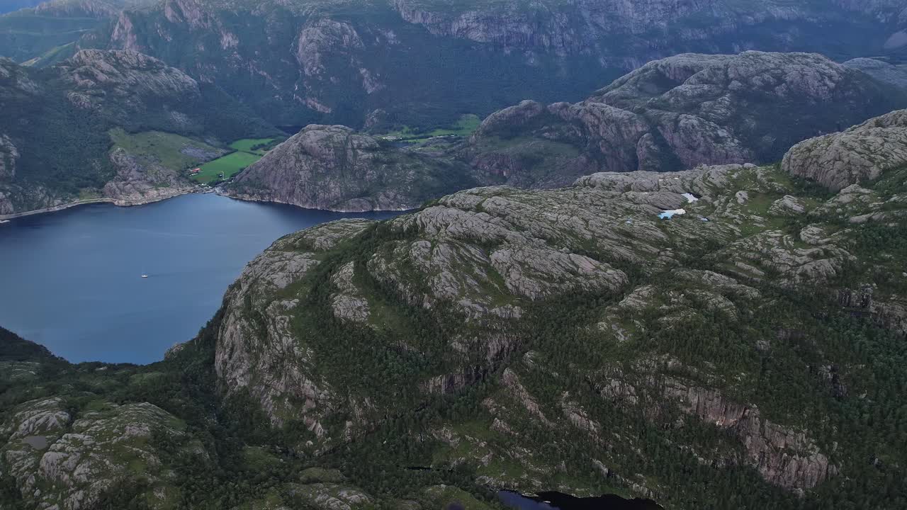 Betagende luftfoto af Norges majestætiske fjorde og klippelandskaber