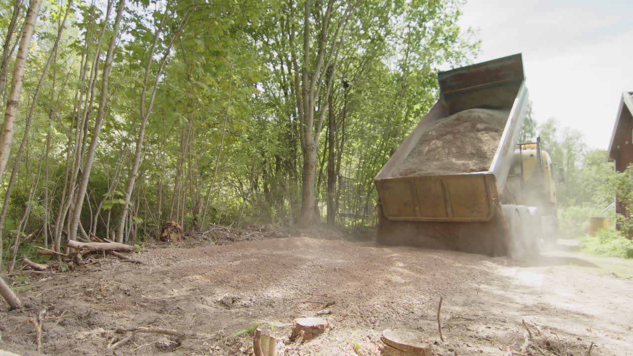 camión volquete volquete de grava para el suelo del garaje construir en el campo