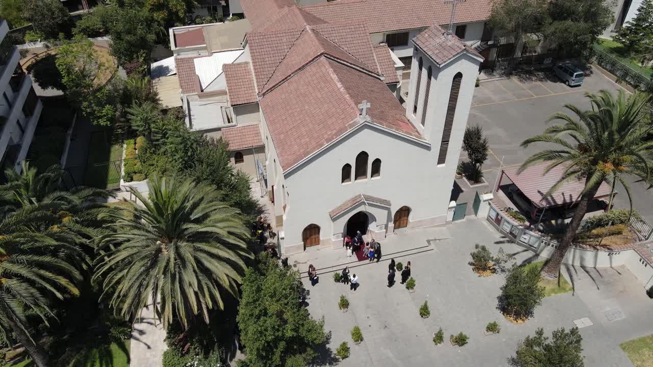parroquia nuestra señora de los angeles en sesión de hermoso matrimonio en las condes de santiago de 칠레