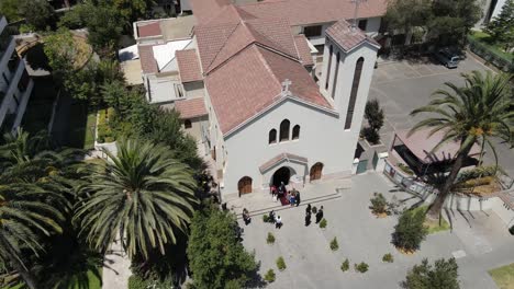 parroquia nuestra señora de los angeles en sesión de hermoso matrimonio en las condes de santiago de chile