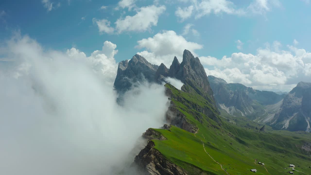 drone vuela dentro de las nubes, seceda dolomitas en los alpes italianos, tiro de transición