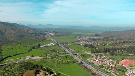 Vista-Aérea-Del-Carro-En-Una-Rotonda-En-La-Ruta-68-Santiago-valparaíso,-Una-Importante-Conexión-Entre-Las-Principales-Ciudades-De-Chile