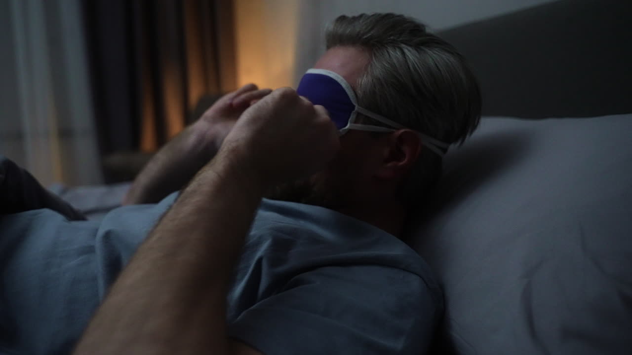 hombre en el dormitorio por la noche