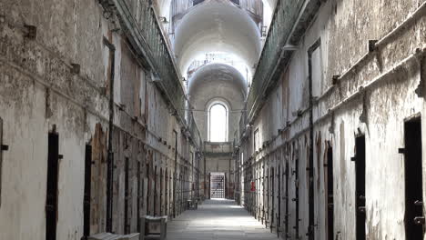 Cell-block-with-vaulted-ceiling-in-Eastern-State-Penitentiary