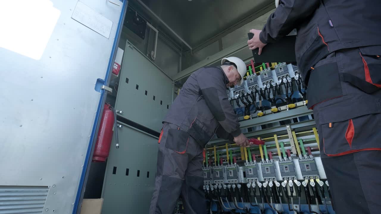 проверка уровней рабочего напряжения в отделении распределительного устройства солнечной панели