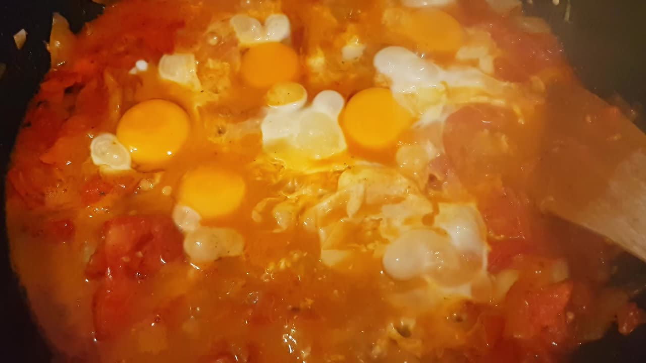 cocinando un plato húngaro tradicional llamado lecs?