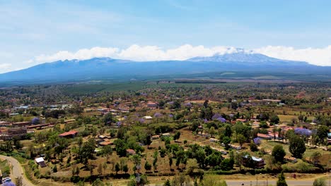 Pueblo-Rural-De-Kenia-Con-El-Kilimanjaro-Al-Fondo