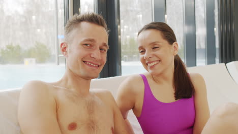 pareja relajándose en un spa