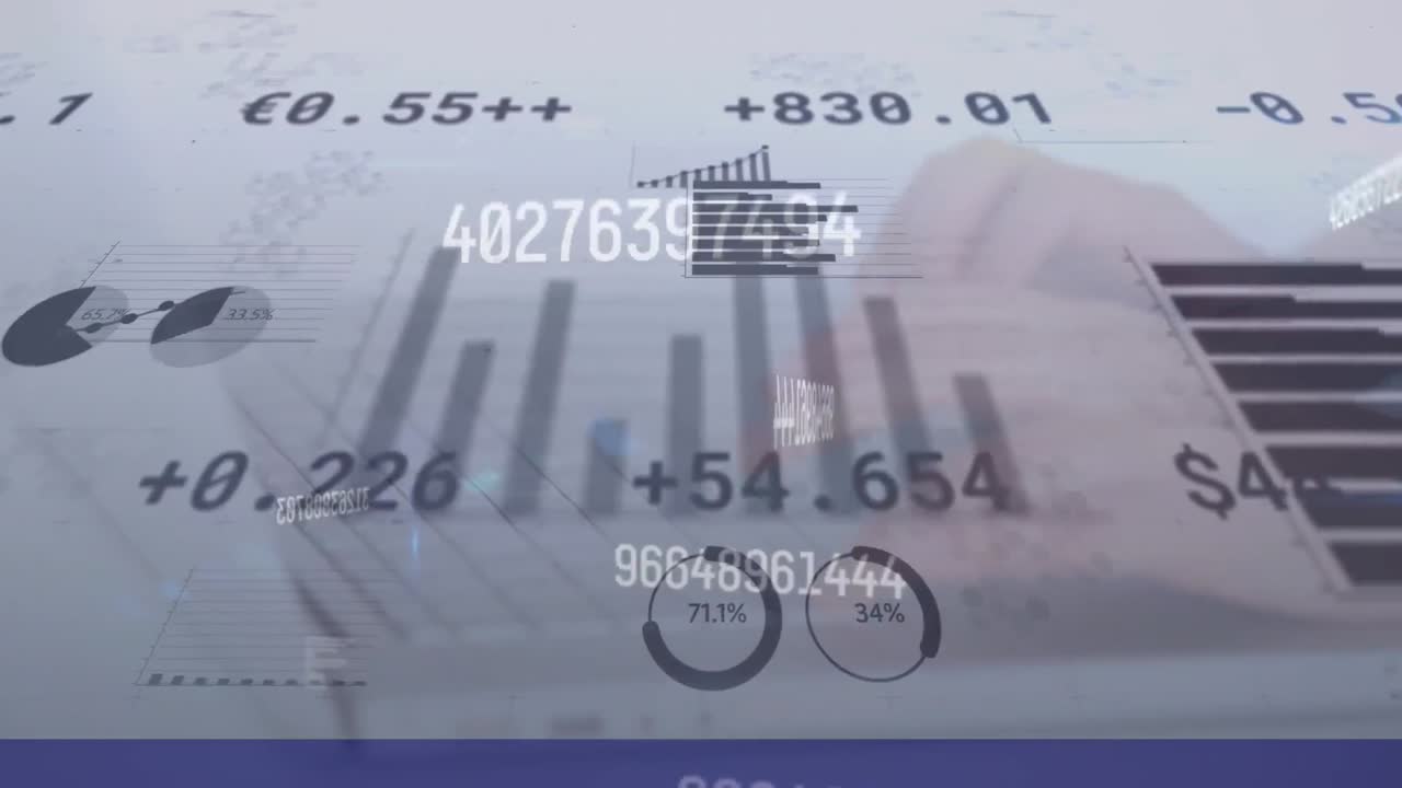 Animaatio henkilöstä, joka kirjoittaa kannettavalla tietokoneella talousdatan käsittelyn yhteydessä.