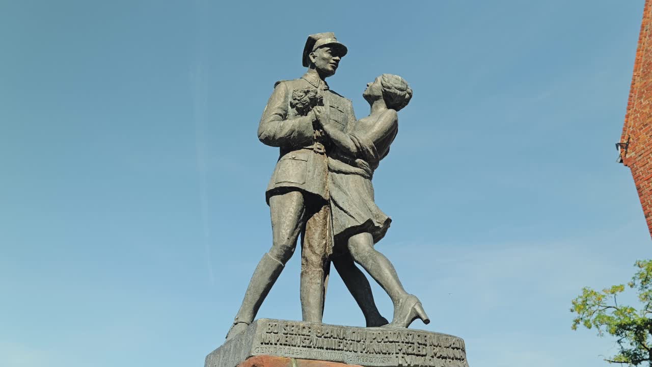 Bronze statue of soldier and girlfriend in Grudziadz Poland, history and love