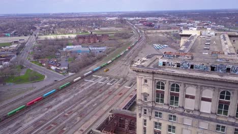 antena de barrido del exterior de la estación central de tren abandonada en detroit michigan 1