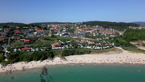 Luftaufnahmen-Eines-Herrlichen-Strandresorts-Und-Dorfes,-Umgeben-Von-Einem-Kleinen-Wald