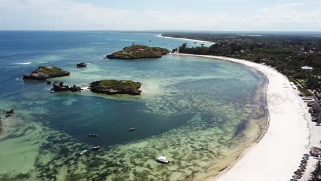 exótica playa de arena blanca y arrecife rocoso en la costa de kenia