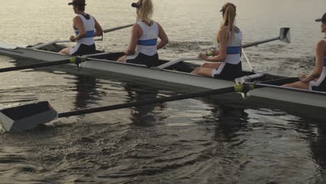 equipo de remo femenino entrenando en un río