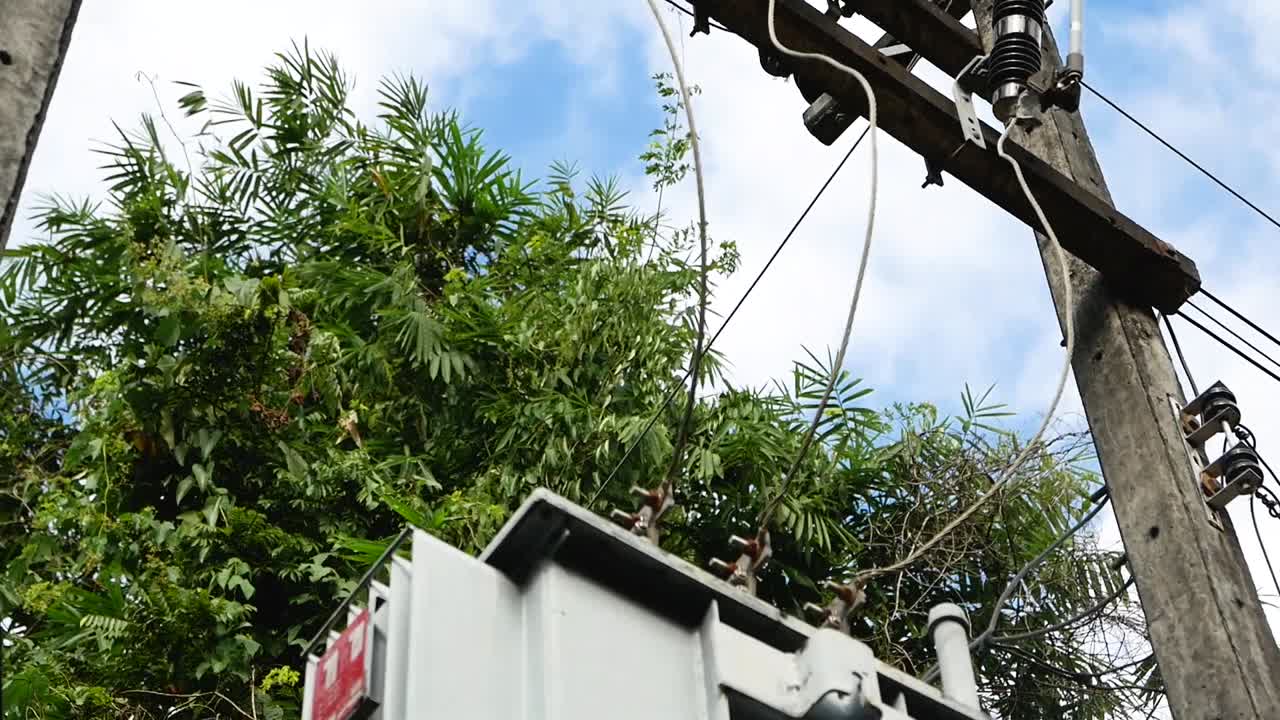 태국 의 시골 마을 에 있는 전기 타워