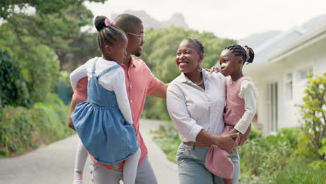 Caminar,-Familia-Negra-Y-Padres-Con-Hijos.