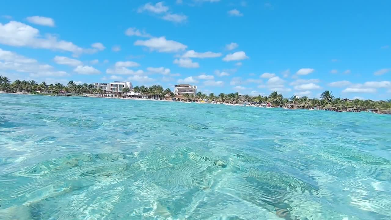 Agua turquesa en la playa de Mahahual, Quintana Roo, México