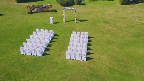 sitio de la boda en césped verde césped en un día soleado vista aérea