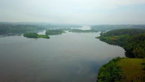 Malerische-Natur-über-Dem-Nil-Mit-üppigen-Berginseln-In-Jinja,-Uganda,-Afrika