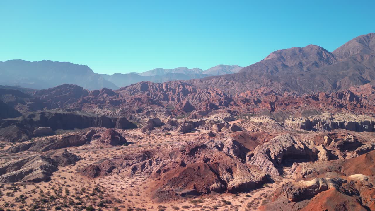 Vista aerea di montagne desertiche colorate e formazioni rocciose