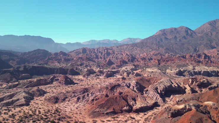 Vista aerea di montagne desertiche colorate e formazioni rocciose