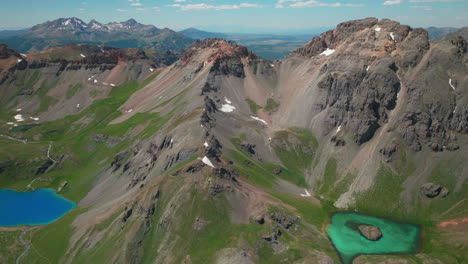 Luftdrohne,-Filmisch,-Große-Höhe,-Eis,-Seebecken,-Insel,-Seeweg,-Unwirklich,-Blaues-Wasser,-Wanderung,-Silverton,-Ouray,-Roter-Gebirgspass,-Colorado,-Verträumt,-Himmlische-Rocky-Mountains-Szene,-Sommergipfel,-Langsam-Rückwärts