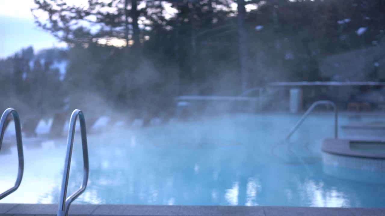 vapor que emana de la piscina en invierno