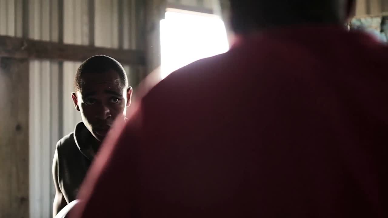 entrenador y boxeador practicando boxeo en el gimnasio