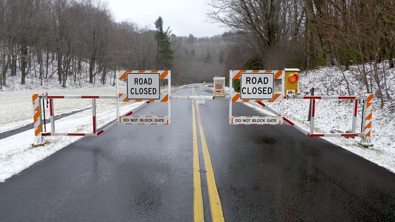 블루 리지 파크웨이 (blue ridge parkway) 는 북캐롤라이나 주 블로잉 록 (blowing rock) 근처에서 겨울 날씨로 인해 폐쇄되었습니다.