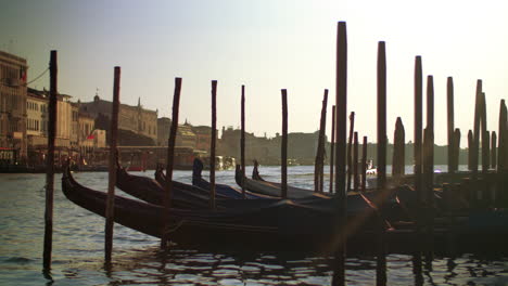 Gondelboote-In-Venedig-Italien-In-Ihren-Liegeplätzen