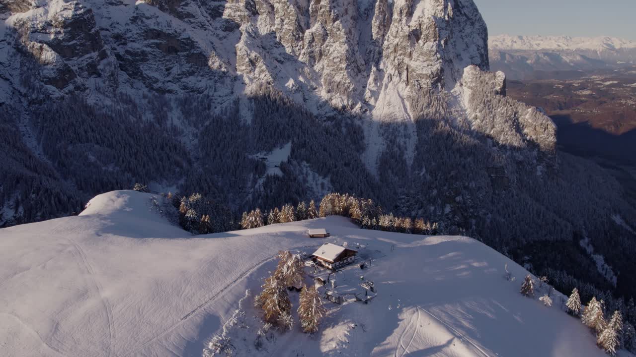 Cime innevate e un villaggio sereno all'Alpe di Siusi, Alto Adige, Italia