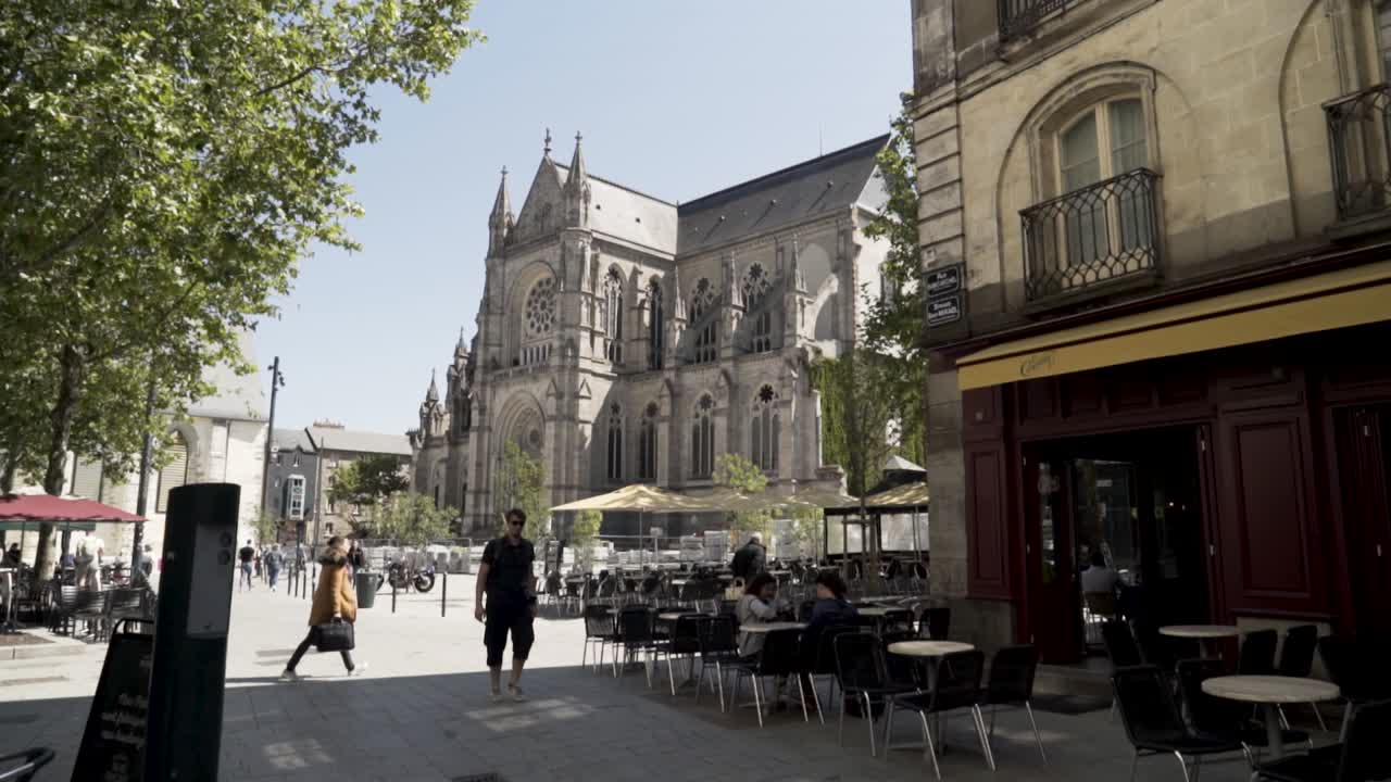 Scena di strada di una città europea con chiesa e caffè
