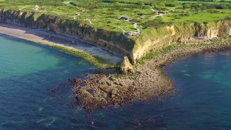 Antenne-über-Pointe-Du-Hoc-Normady-Frankreich-D-Day-Site-Mit-Bombenkratern-Pockennarbig-1