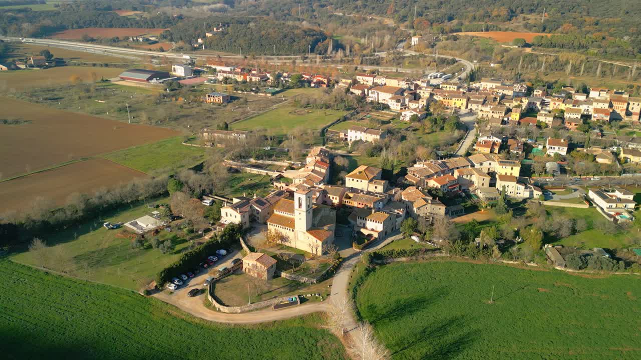 imágenes aéreas de argelaguer, un pequeño pueblo entre montañas en la zona de garrotxa en girona