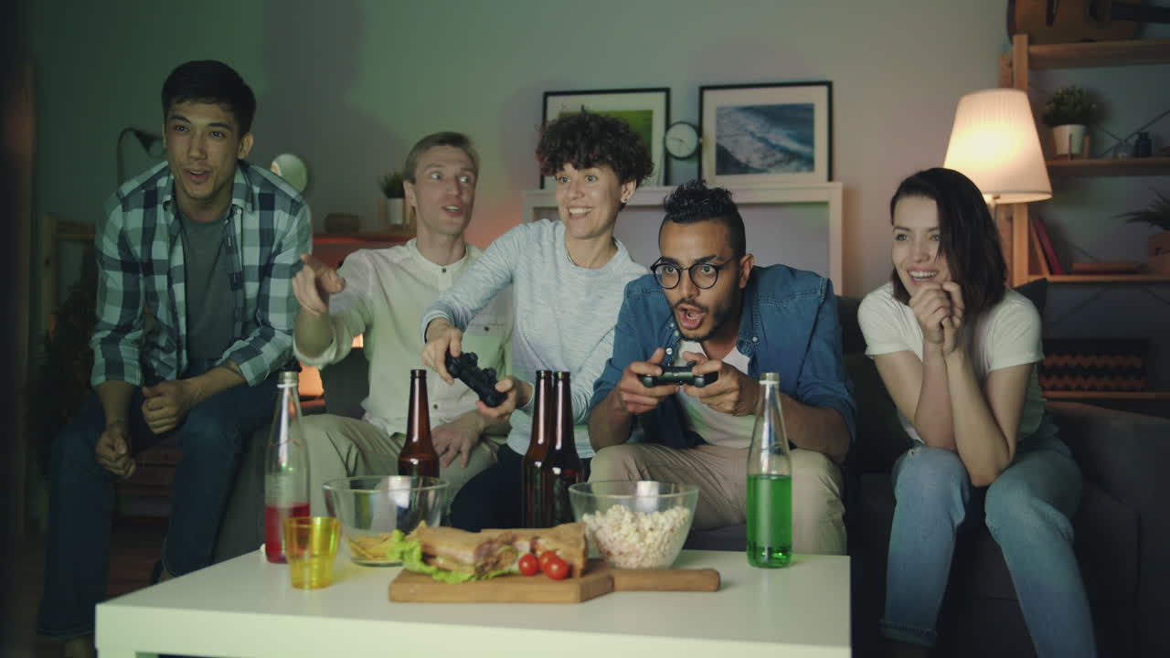 친구 들 이 집 에서 비디오 게임 을 하고 있다