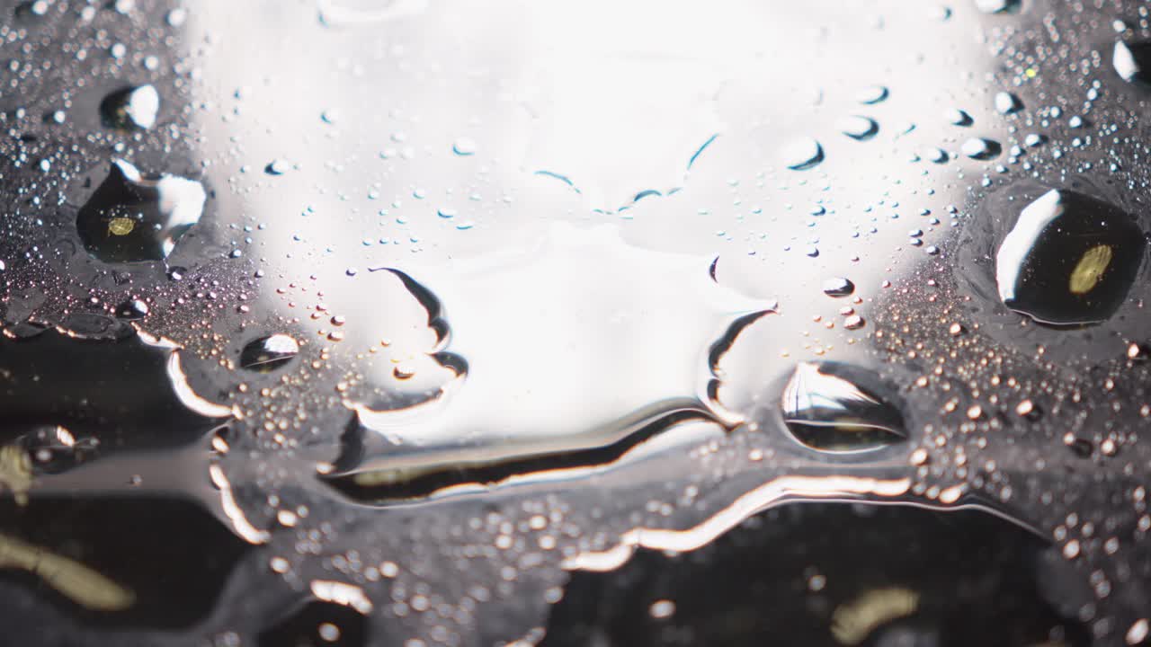 기름진 물 실험, 눈부신 움직임, 실험실 액체