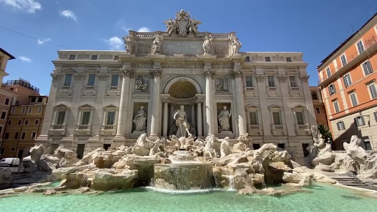 still video della fontana di trevi durante il giorno mentre è completamente deserta e isolata a causa di covid e l'italia ha un blocco
