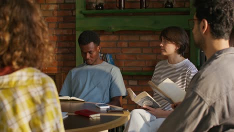 lectura en grupo en un café