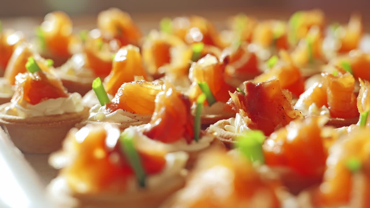 Tartlet salmon asap yang lembut, keju lembut, dan rempah yang disajikan di dapur Eropa