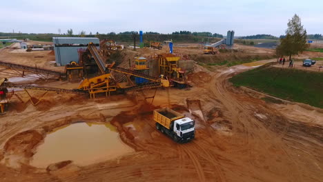 Sandgewinnung-Im-Steinbruch.-Bergbauförderer-Gießen-Sand-In-Muldenkipper