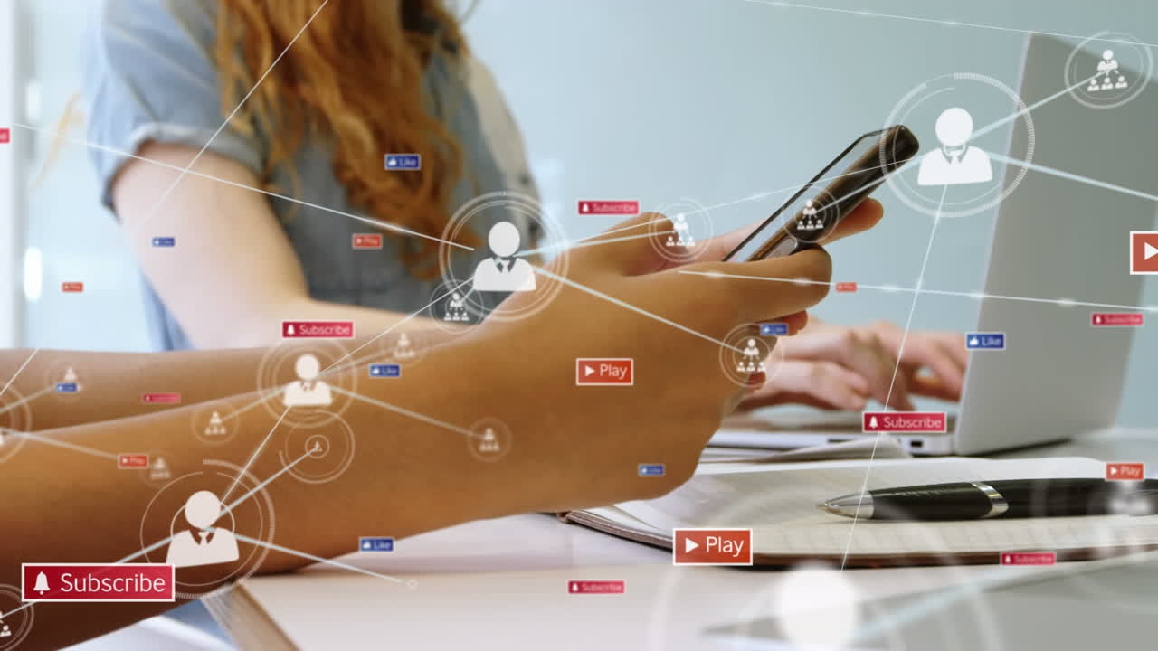 연결된 아이콘, 알림, 휴대전화를 사용하는 백인 여성 및 컴퓨터 작업의 애니메이션