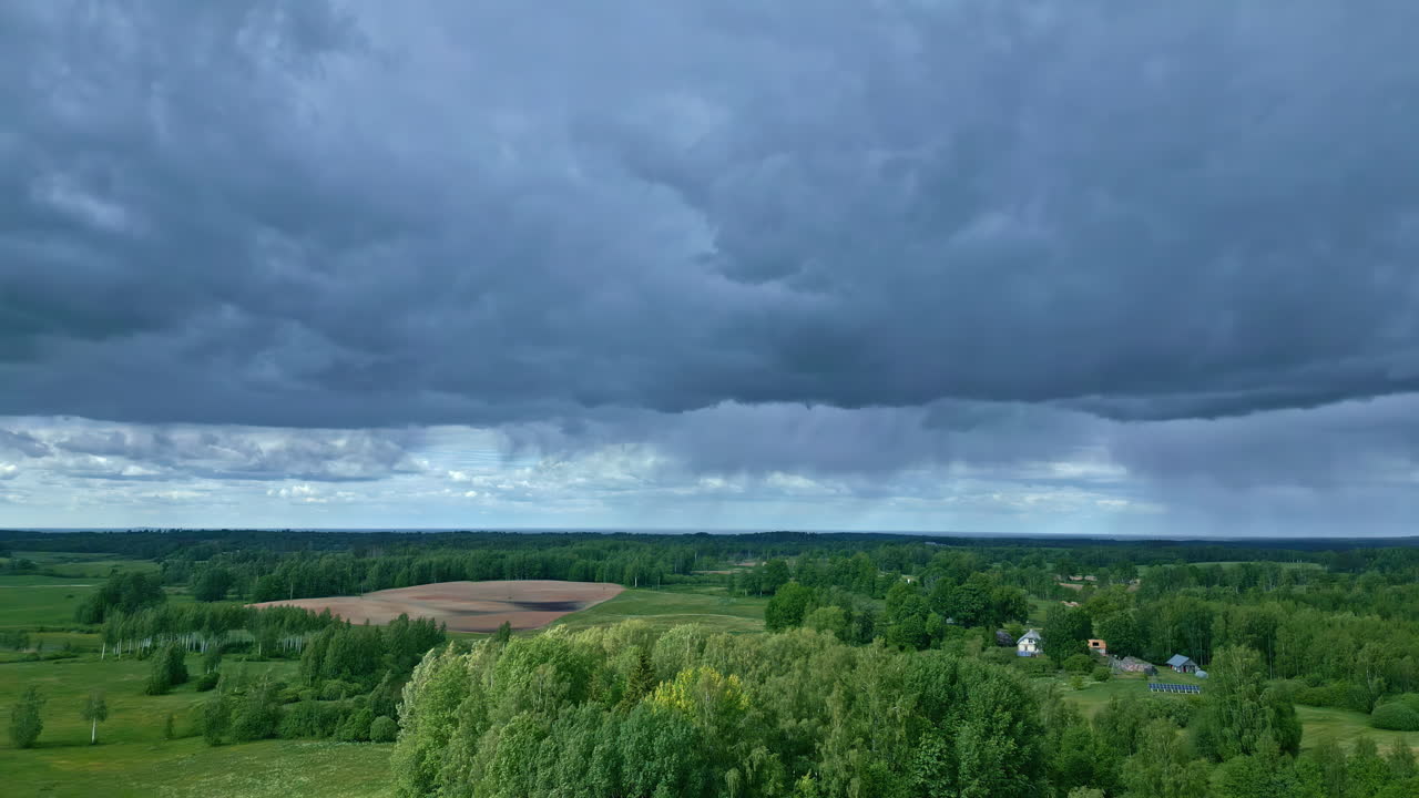 폭풍우는 녹색 숲을 가로질러 높이 퍼져 빛이 빛나는 것을 통해 깨집니다.