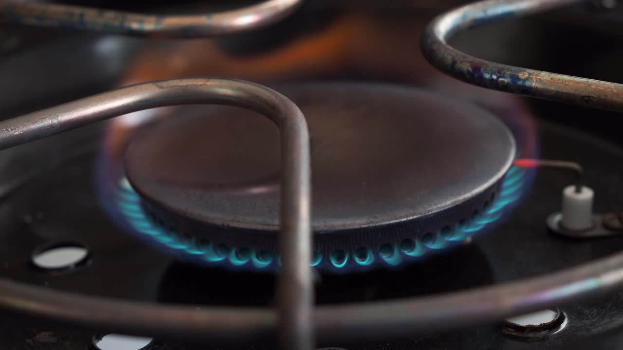 가스 호브. 가스 스토브 버너. 불타는 가스 버너.