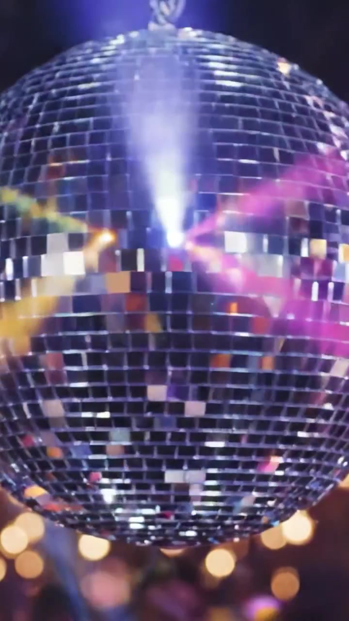Uno spettacolo accattivante di una scintillante palla da discoteca che riflette luci e colori in un'atmosfera di festa vibrante - Perfetto per piste da ballo e celebrazioni