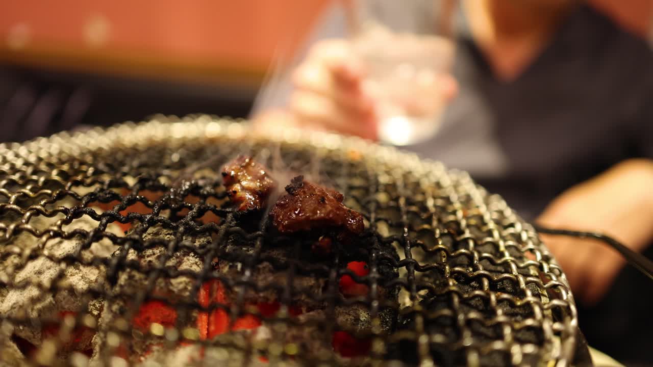 그릴 에 고 있는 고기 의 클로즈업