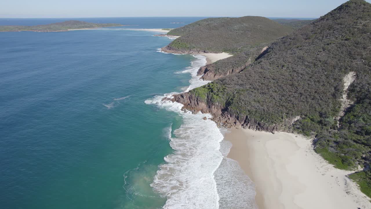 olas que llegan a la costa de zenith beach y las montañas en nsw, australia